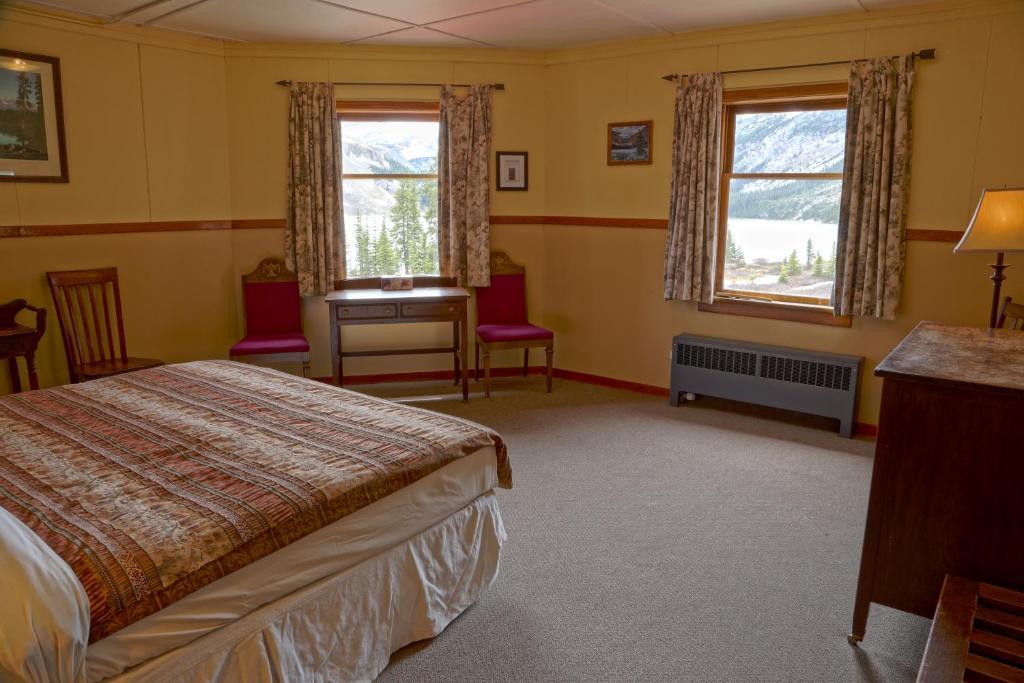 Num-Ti-Jah Lodge Lake Louise Room photo