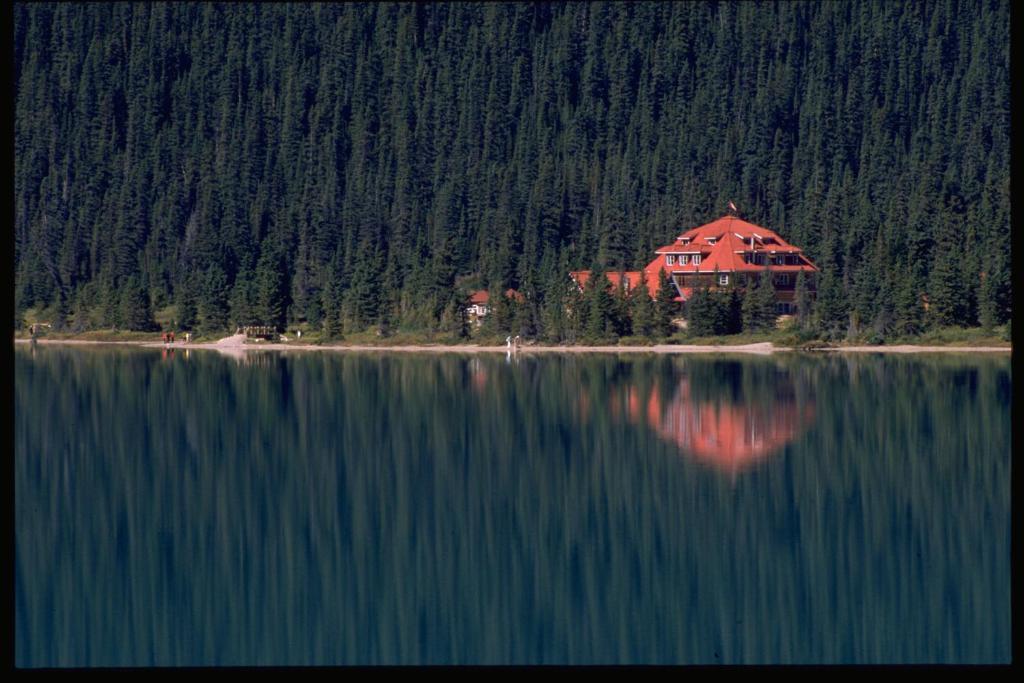 Num-Ti-Jah Lodge Lake Louise Exterior photo